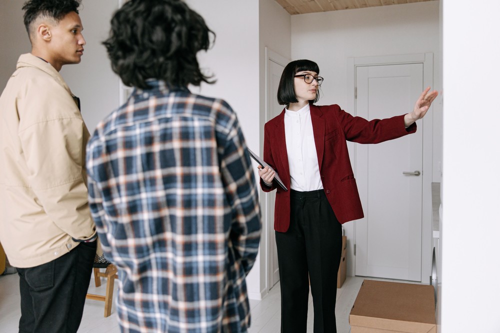 une personne visite un appartement avant de signer son bail