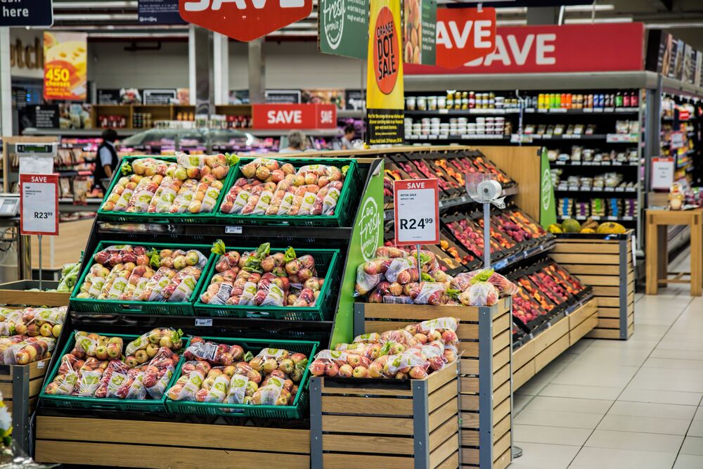 étal de fruits et légumes frais dans une épicerie