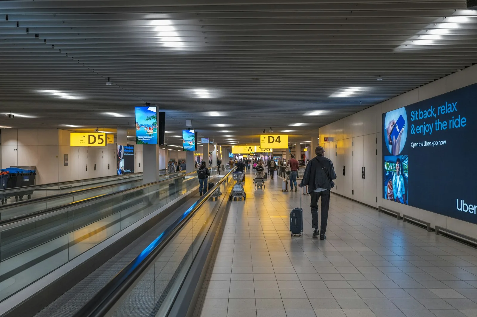 section retour : voyageur à l’aéroport avec bagages