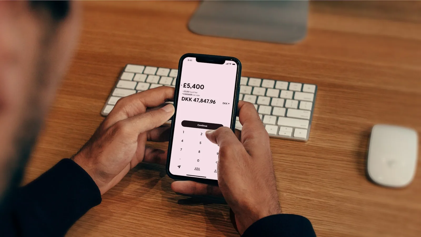 section dépôt direct : téléphone montrant une application bancaire avec paie reçue