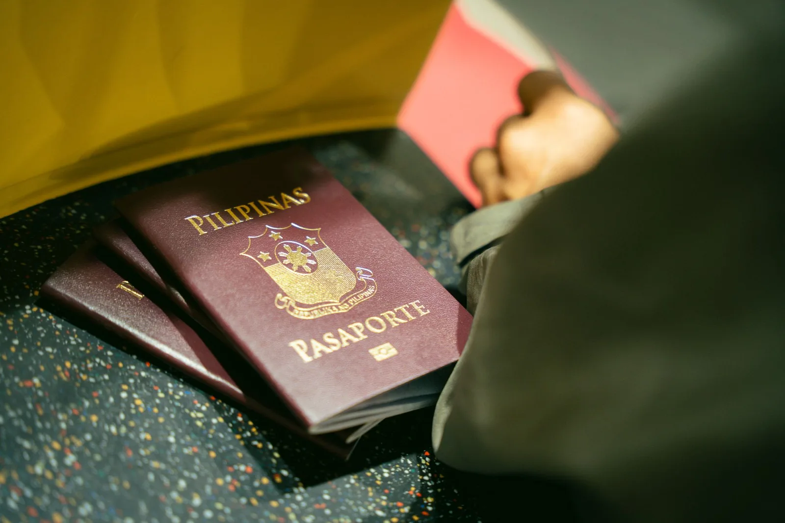 section J-75 : documents officiels, passeport, diplômes et relevés d’emploi sur une table