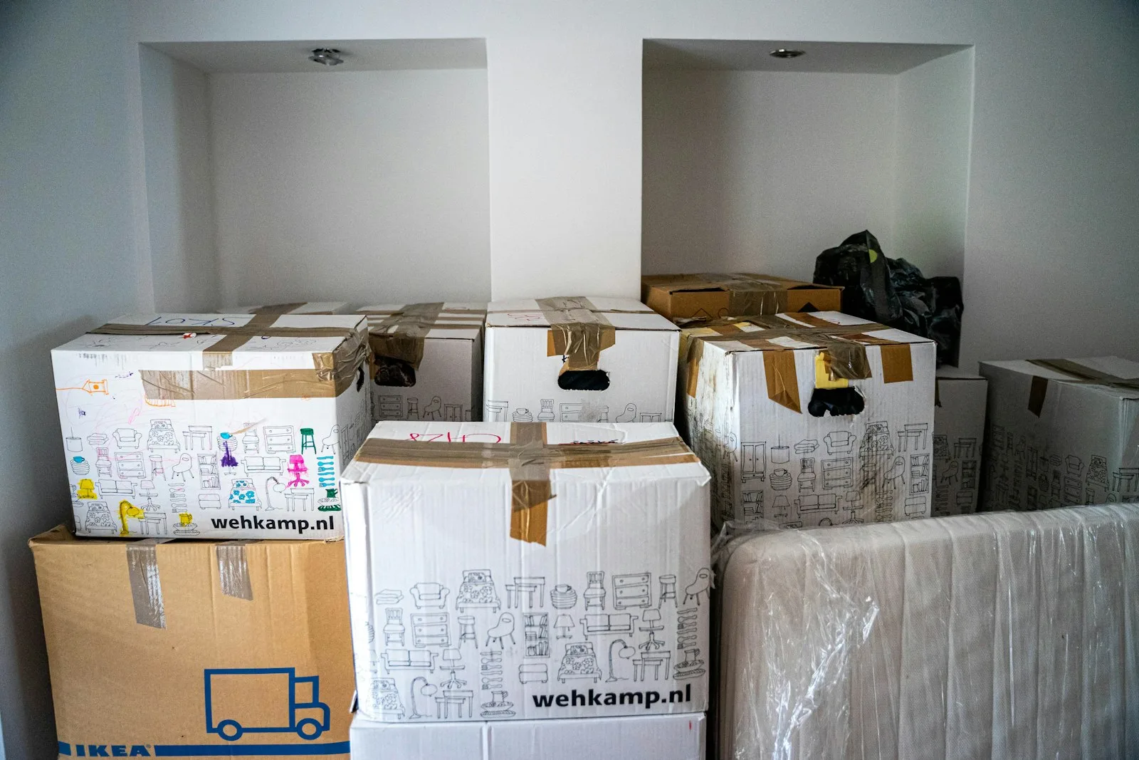 section arnaques : cartons de déménagement dans un appartement vide