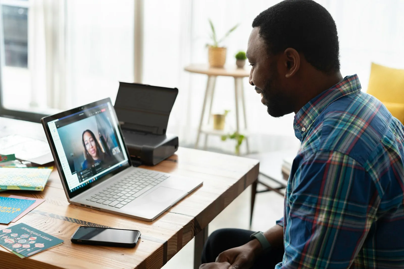 Trouver un emploi au Canada depuis la France : marché caché, CV québécois et entretiens à distance