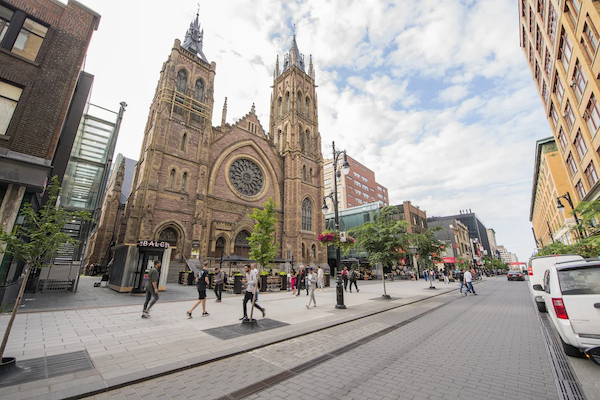 Budget PVT Canada 2026 : combien faut-il vraiment pour s'installer ? rue animée du centre-ville de Montréal en été