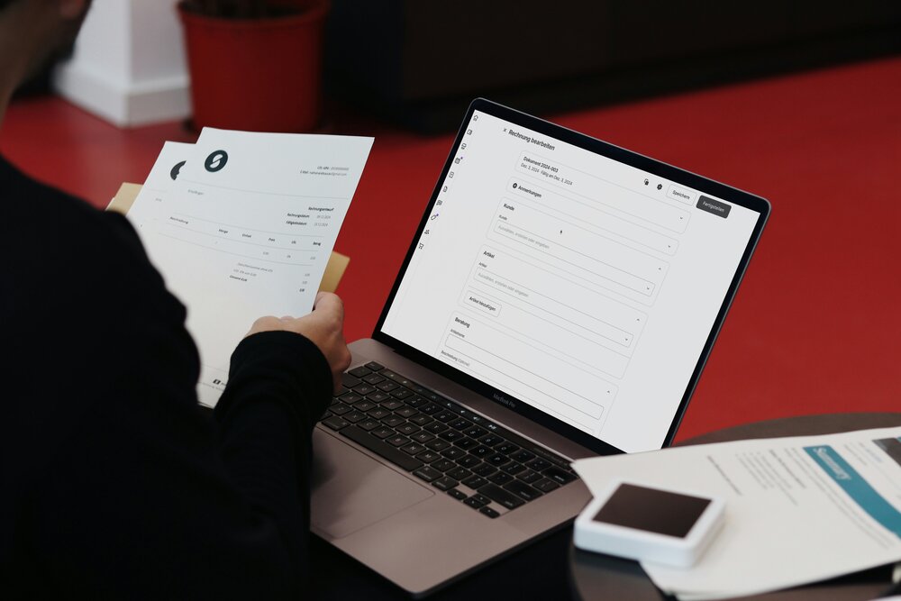 Crise du logement au Canada : guide pratique pour immigrants francophones en 2026 une personne prépare son dossier de location avec des documents