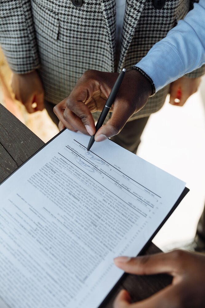 Crise du logement au Canada : guide pratique pour immigrants francophones en 2026 un contrat de bail posé sur une table avec un stylo
