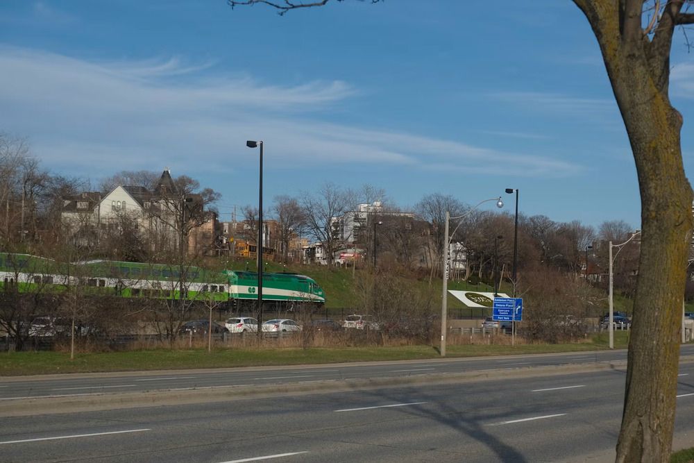 Crise du logement au Canada : guide pratique pour immigrants francophones en 2026 une banlieue résidentielle de Toronto avec accès au transport en commun
