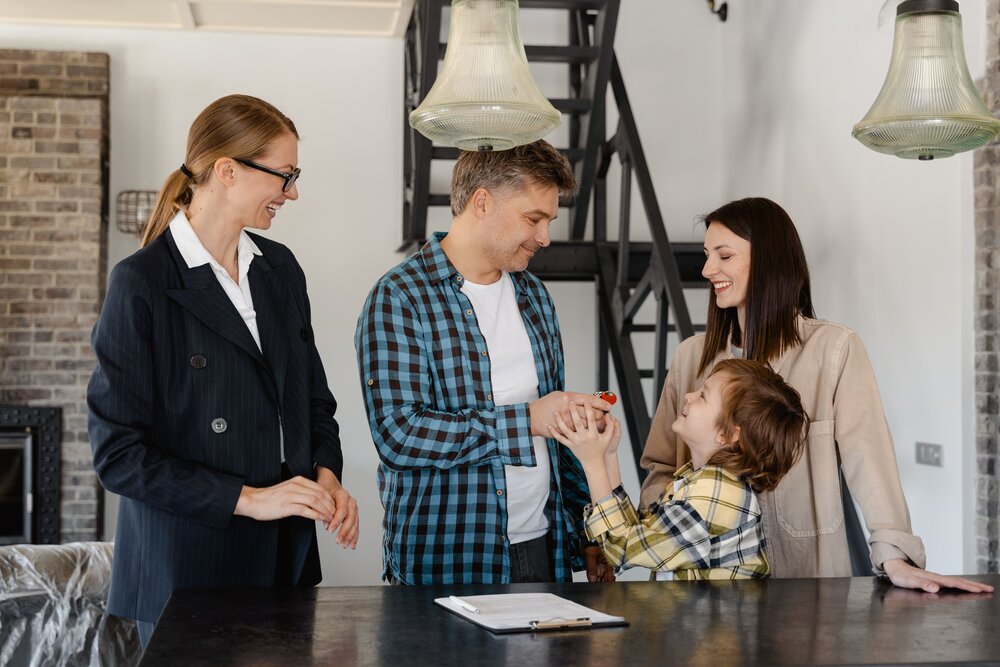Crise du logement au Canada : guide pratique pour immigrants francophones en 2026 une famille visite un nouvel appartement avec les clés en main