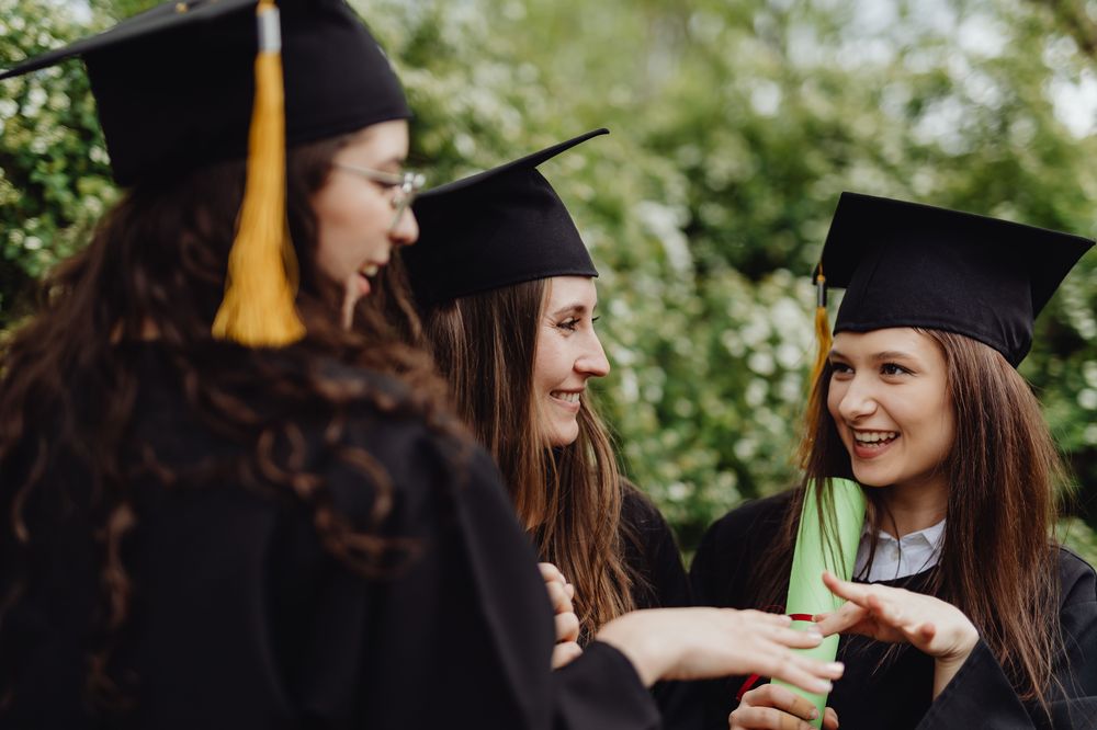 un étudiant fier tient son diplôme après ses études au Québec