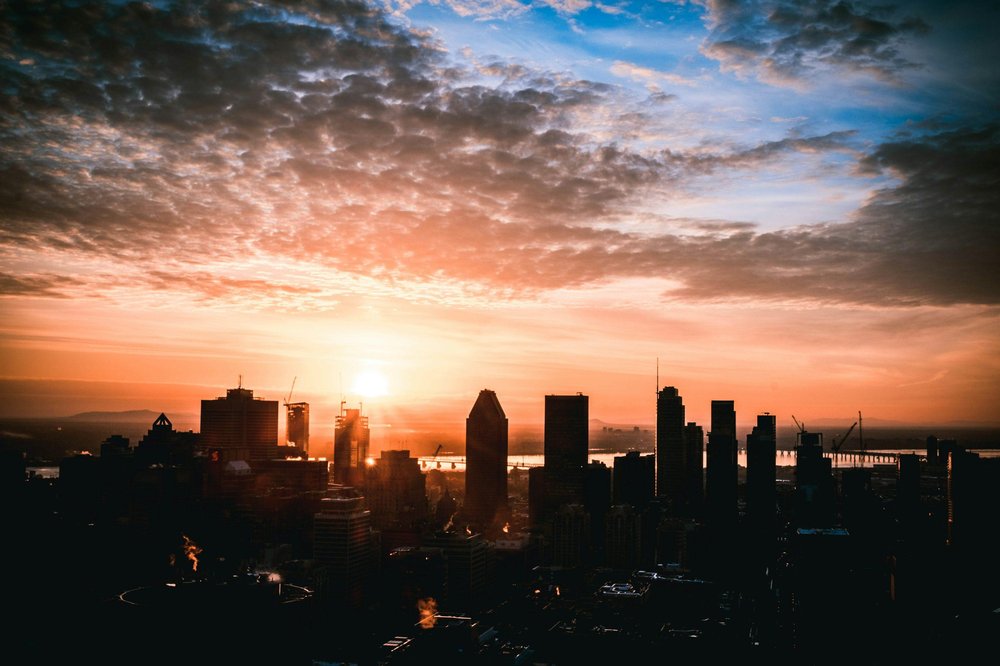 Retrait du DEC en tourisme du permis de travail postdiplôme : ce que cela change pour les étudiants étrangers au Québec le centre-ville de Montréal au coucher du soleil
